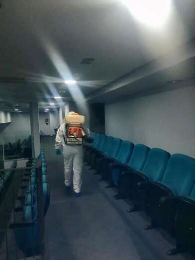 Desinfección del patio de butacas del Teatro Municipal de Telde (Foto TA)